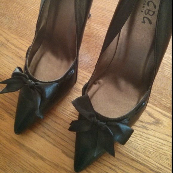 BCBG Black Leather w/ Ribbon Bow Detail Pumps Sz 8.5 Retro Romantic Holiday Work - Picture 4 of 16